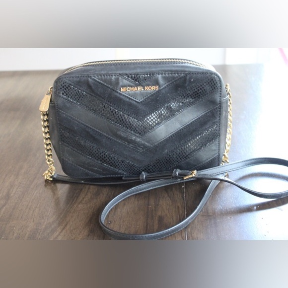 Michael Kors chevron pattern cross body bag - Picture 10 of 11